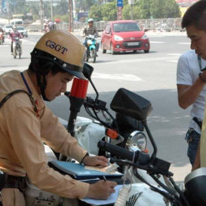 What people say about the requirement “Traffic police have to laugh when working with drivers”?